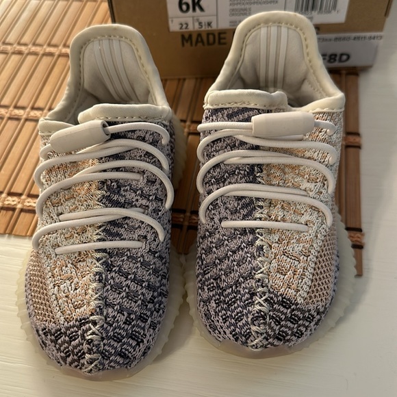 Toddler Adidas Yeezy Boost 350 V2 Ash Pearl - Picture 2 of 11